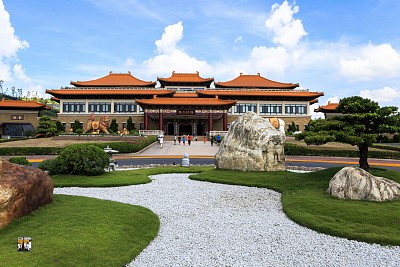 Ngôi đền nằm chênh vênh giữa vách núi ở đài loan Ngôi đền nằm chênh vênh giữa vách núi ở đài loan