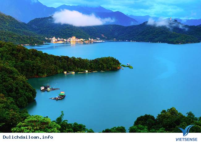 Hồ Nhật Nguyệt (Sun Moon Lake) Hồ Nhật Nguyệt (Sun Moon Lake)